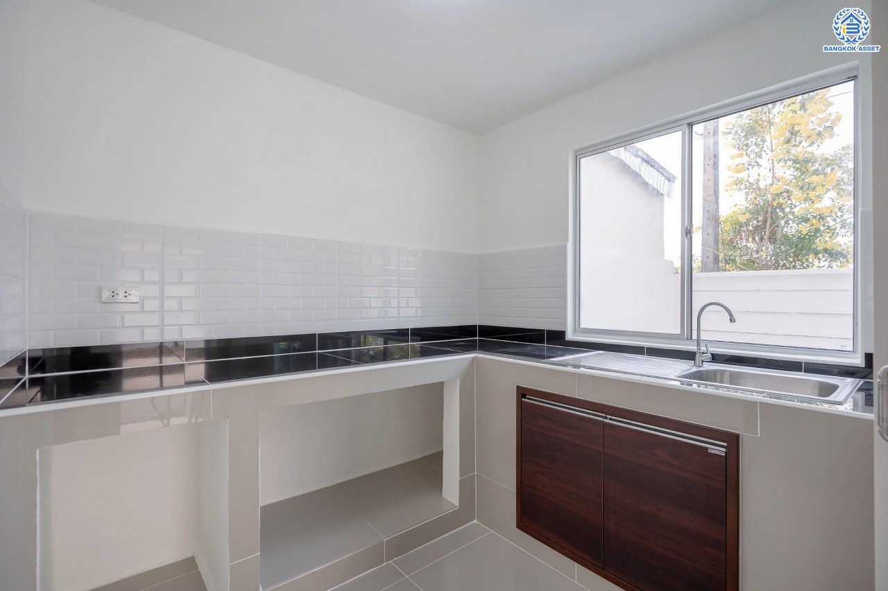 บ้านมือสองตกแต่งใหม่ โครงการ พฤกษาวิลล์63/1 นครอินทร์-พระราม5 หลังมุม สภาพแวดล้อมดี เนื้อที่ 48.8 ตร.ว. ฟังก์ชัน 3 ห้องนอน 2 ห้องน้ำ ที่จอดรถ 1 คัน บนทำเลโซนเมือง! เดินทางสะดวก เข้า-ออกทาง ซอยวัดสังฆทาน ใกล้สะพานพระราม5 และรถไฟฟ้าสถานี "แยกติวานนท์"...